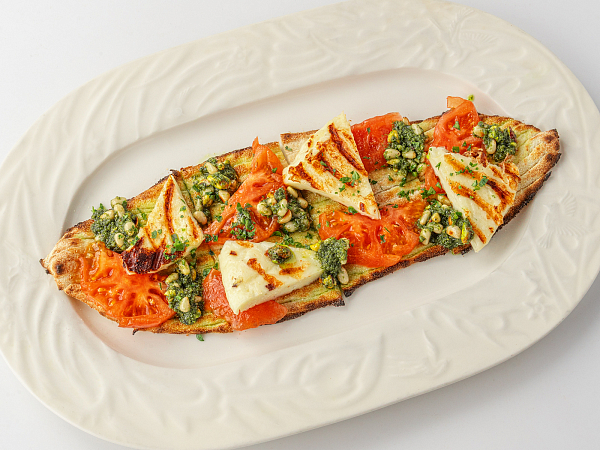 Пан-Оваль с халуми и томатами