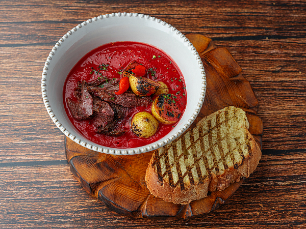 Суп свекольно-томатный с томленой говядиной