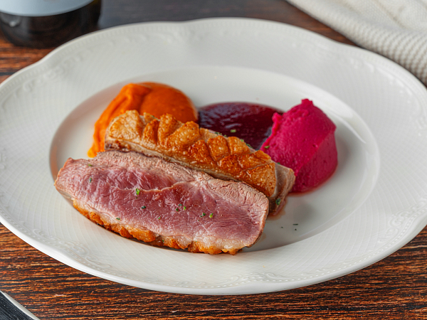 Утиное филе со свекольно-вишневым пюре